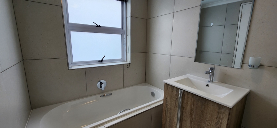 To Let 4 Bedroom Property for Rent in Bloubergrant Western Cape